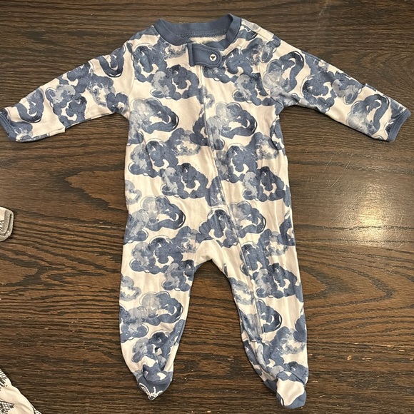 Burt’s Bees footies and rompers - Picture 5 of 5